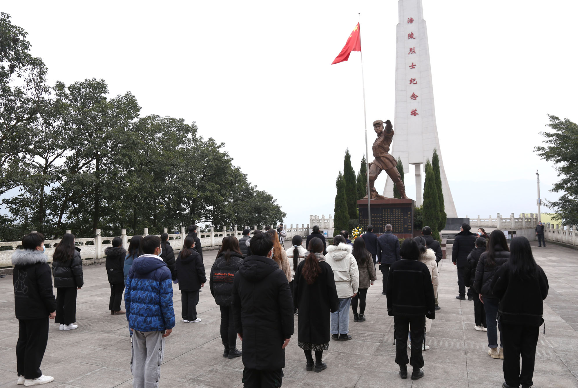 "四史"学习|学校师生走进涪陵区烈士陵园追思革命先烈
