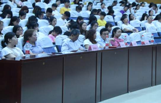 学院召开优秀校友报告会
